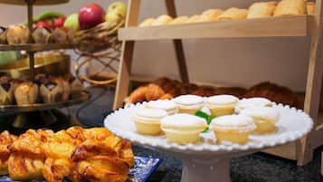 Buffet amb diferents productes de forneria i pastisseria.