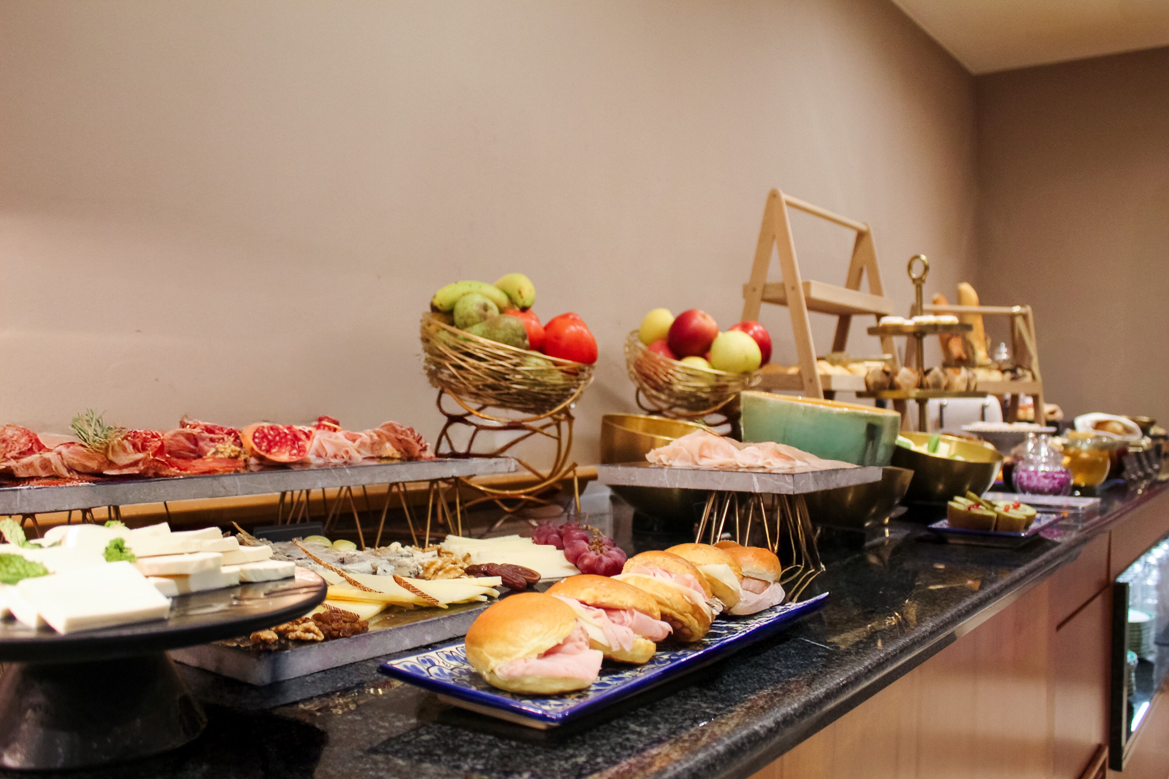 Se ofrece un desayuno completo todos los días (13 EUR por persona)