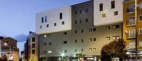 Fassade der Unterkunft – Abend/Nacht