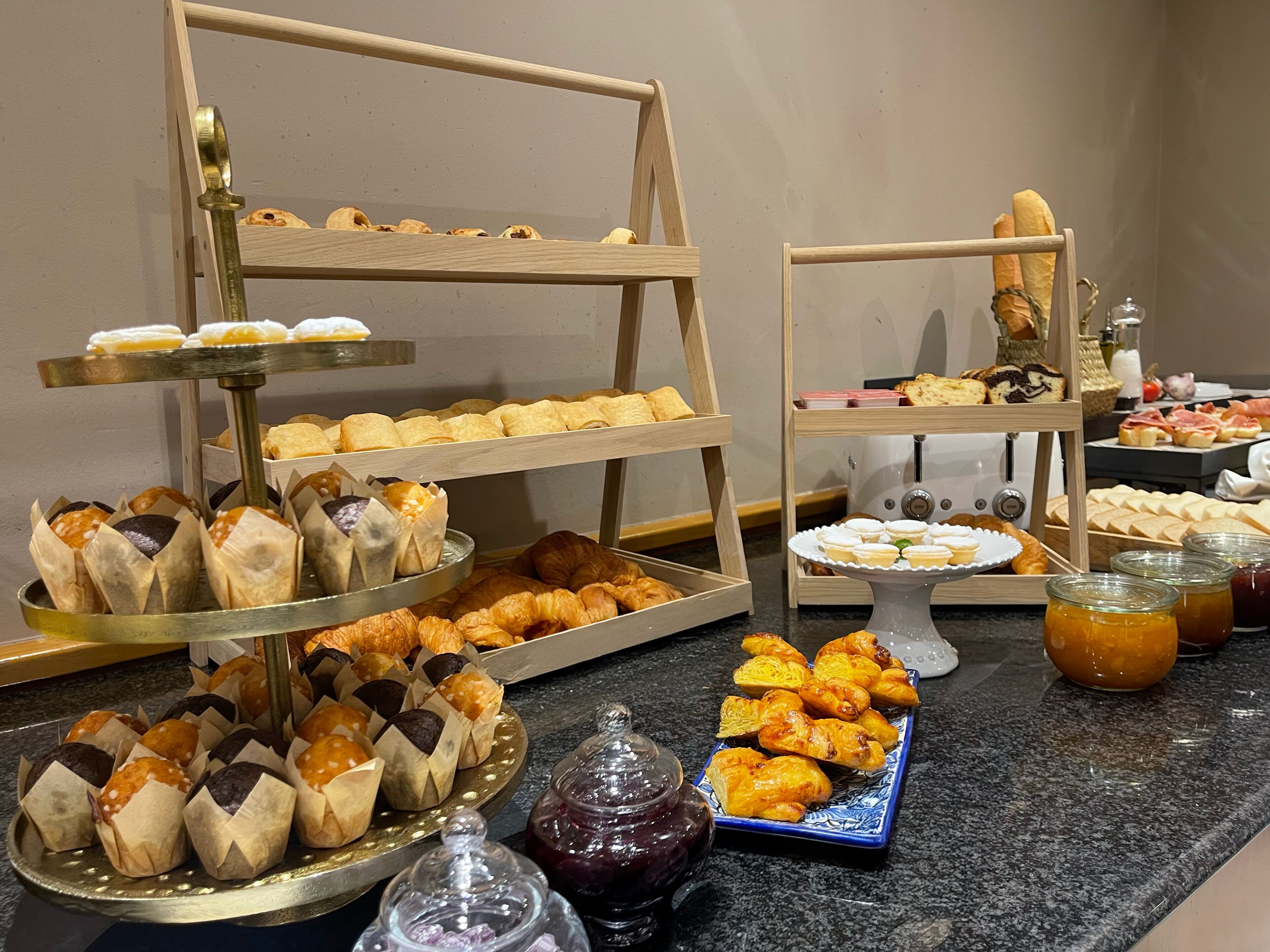 Daily full breakfast (EUR 13 per person)