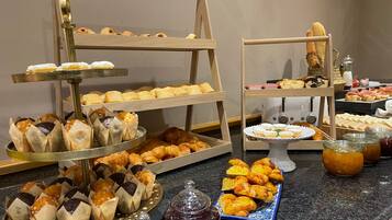 Daily full breakfast (EUR 13 per person)