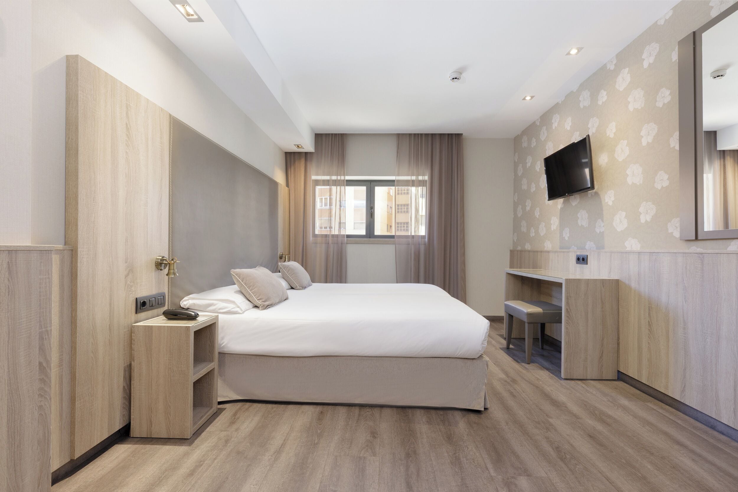 羽絨被、舒適加層、客房內保險箱、書桌