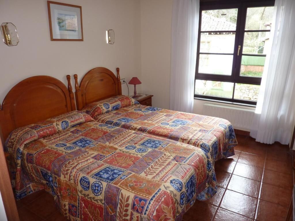 17 bedrooms, pillow-top beds, desk, blackout curtains