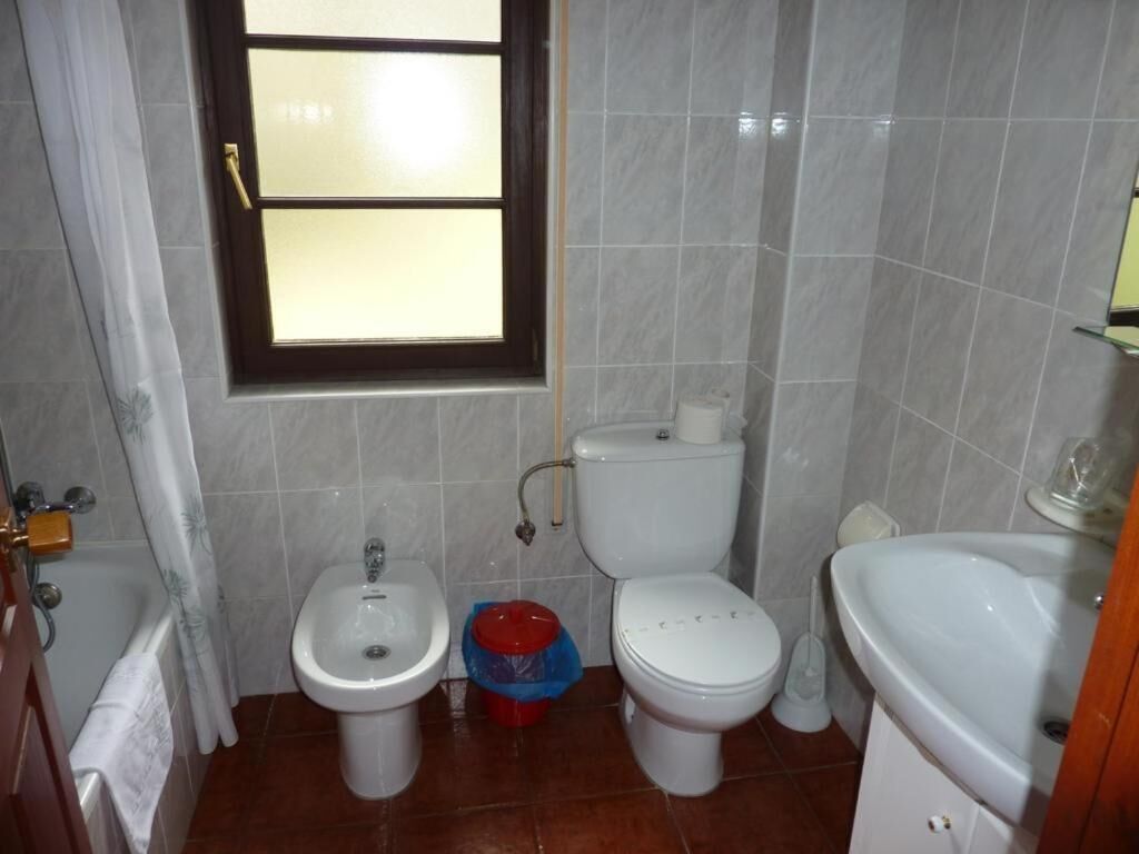 combined shower/bathtub, deep-soaking bathtub, hydromassage showerhead