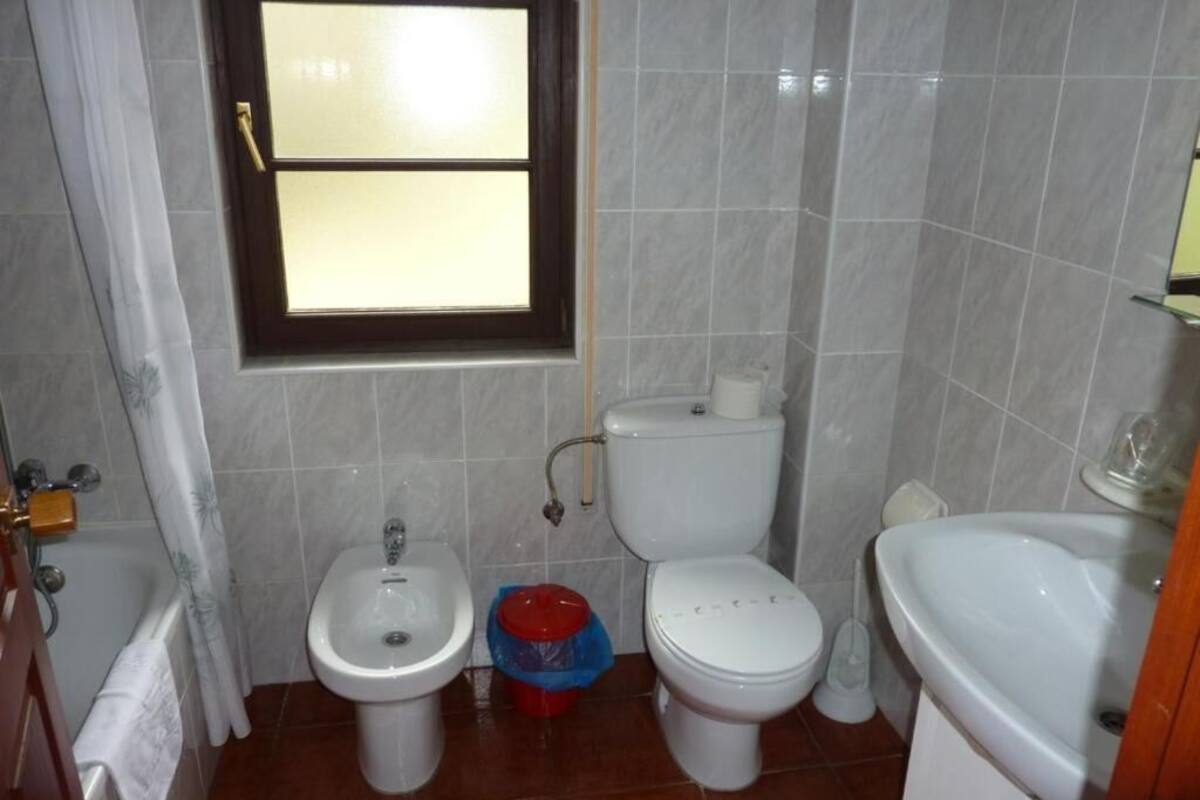 combined shower/bathtub, deep-soaking bathtub, hydromassage showerhead