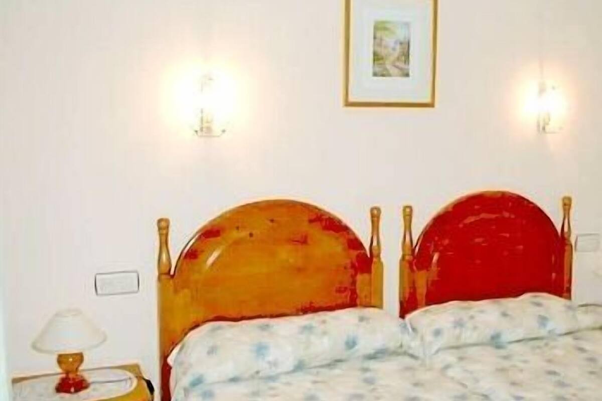 17 bedrooms, pillow-top beds, desk, blackout curtains