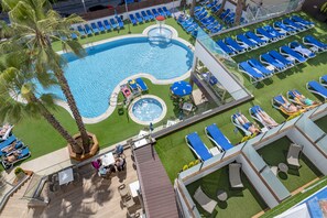 2 piscinas externas, funciona das 10h às 20h, guarda-sóis