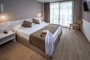 Safe på rommet, skrivebord, blendingsgardiner og lydisolert