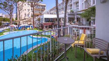 Habitació amb dos llits individuals estàndard, balcó, vistes a la piscina | Caixa forta a l'habitació, escriptori i cortines opaques