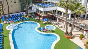 Zona de piscina al terrat amb diverses gandules i una piscina petita.