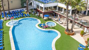 2 piscines a l'aire lliure (horari: 10:00-20:00), para-sols i gandules