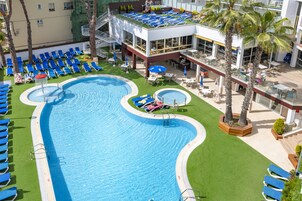 2 piscines extérieures, parasols de plage, chaises longues