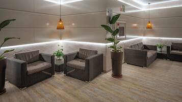 Coin salon dans le hall