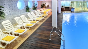 Piscine couverte, piscine extérieure, parasols de plage, chaises longues