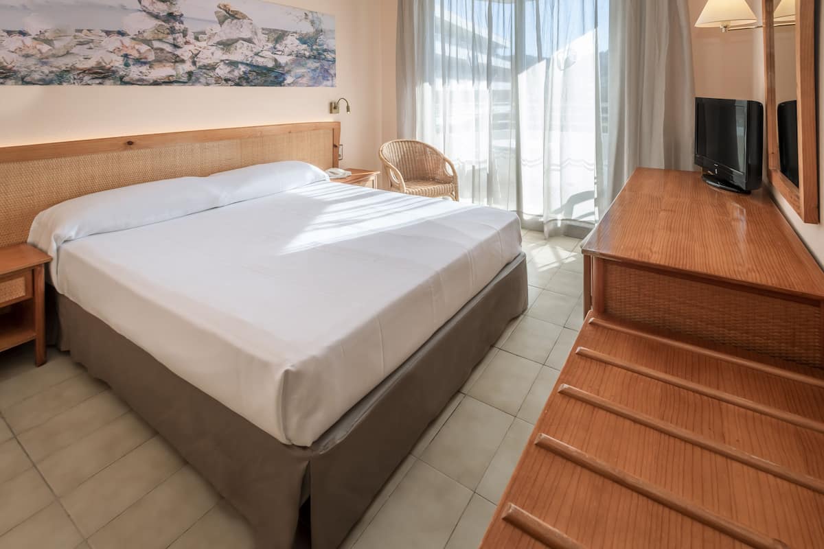 Een bureau, verduisterende gordijnen, gratis babybedden, gratis wifi
