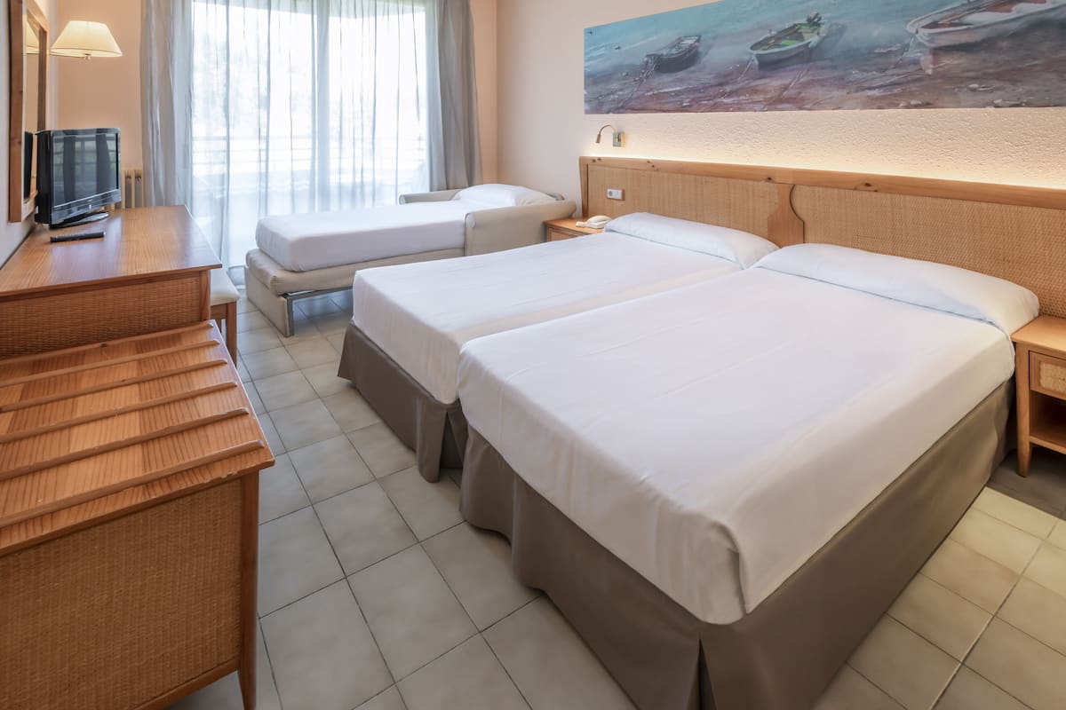 Een bureau, verduisterende gordijnen, gratis babybedden, gratis wifi