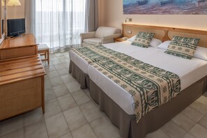 Escritorio, cortinas opacas, cunas gratuitas y wifi gratis