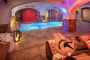 Piscina externa, guarda-sóis, espreguiçadeiras