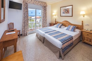 Dobbelt- eller tomannsrom – standard, balkong, bassengutsikt | Skrivebord, blendingsgardiner, lydisolert og barnesenger (inkludert)