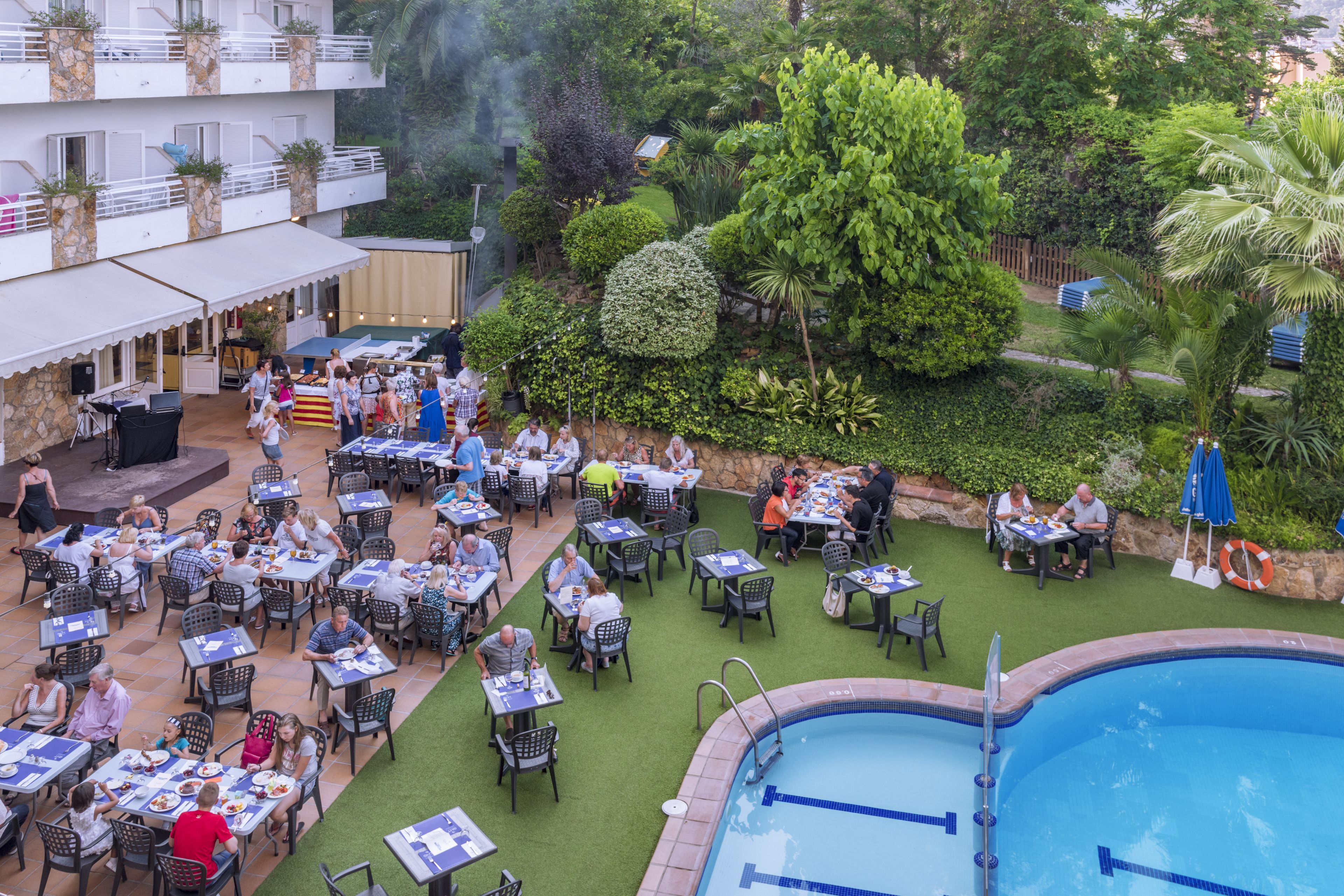 Se sirven desayunos, comidas y cenas con vista a la alberca 