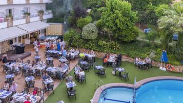 Se sirven desayunos, comidas y cenas con vista a la alberca