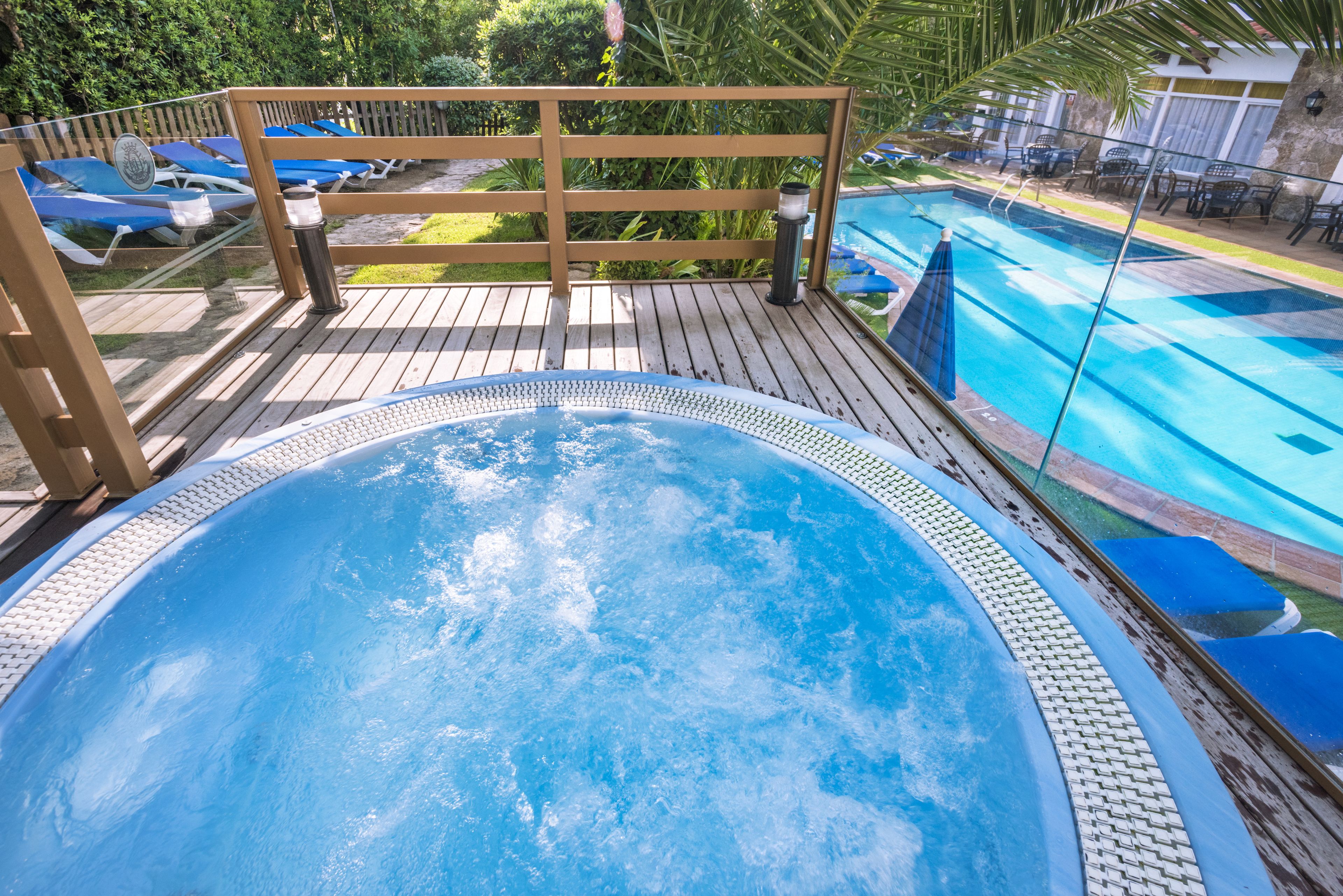 Tina de hidromasaje al aire libre