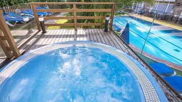 Tina de hidromasaje al aire libre