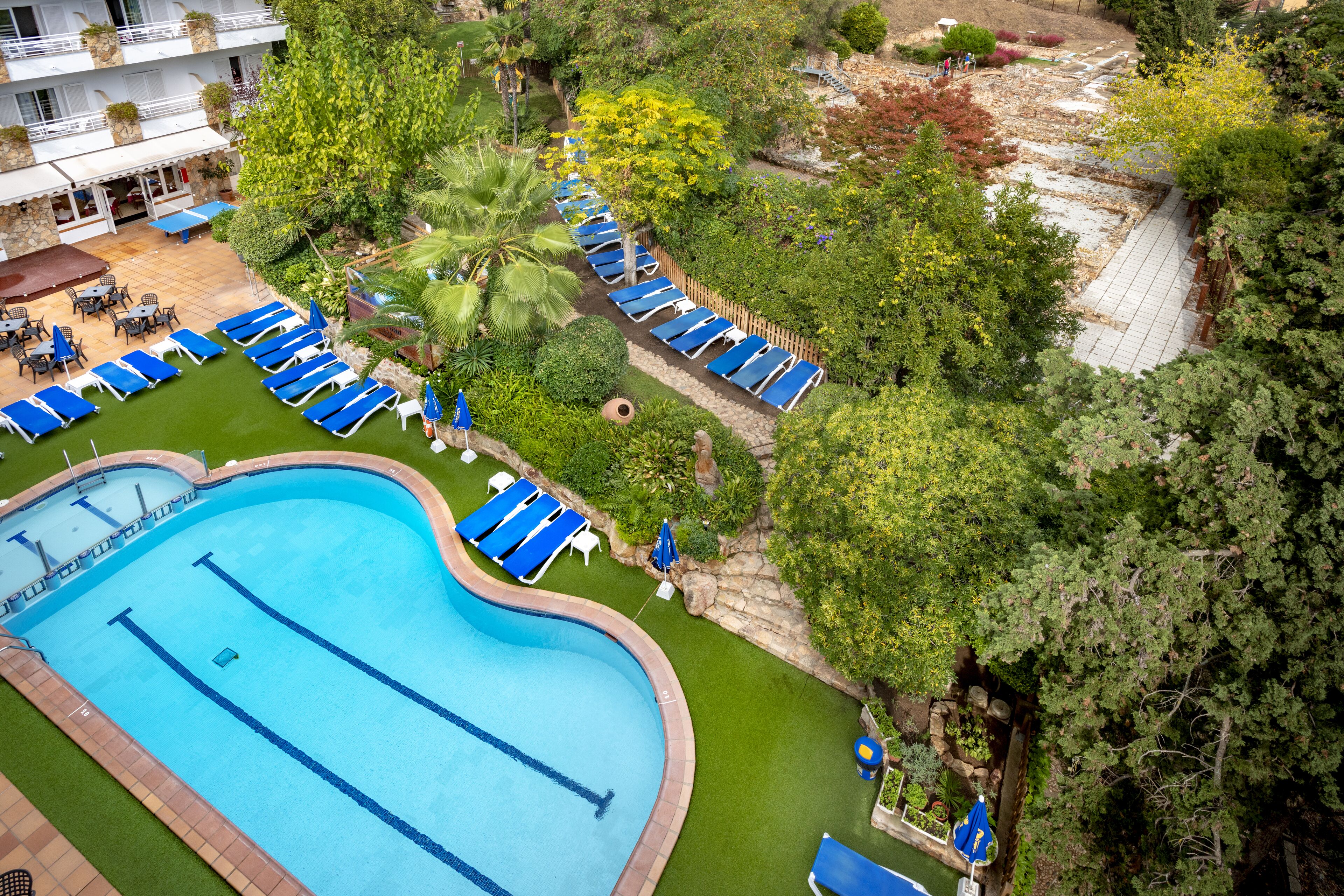 Piscina externa, guarda-sóis, espreguiçadeiras