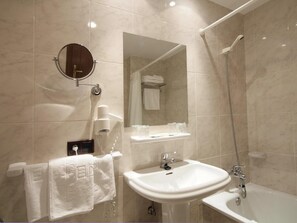 Bathtub, hair dryer, towels - Palacio Arias & Hotel y Apartamentos Arias (Navia)