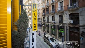 Vista de una calle con un edificio y balcones, y un cartel que dice 'Hafontana'.