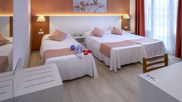 Een bureau, verduisterende gordijnen, gratis babybedden, gratis wifi