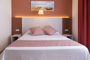 Escritorio, cortinas blackout, cunas gratuitas y wifi gratis 