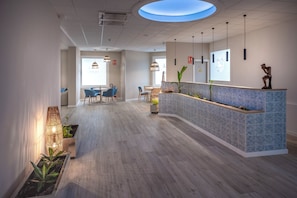 2 bars/lounges, swim-up bar, poolside bar - GHT Balmes, Hotel, Aparthotel & SPLASH (Calella)