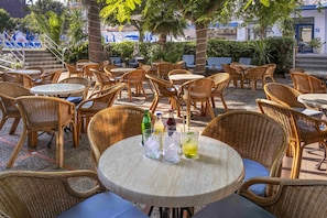 Terrace/patio - GHT Balmes, Hotel, Aparthotel & SPLASH (Calella)