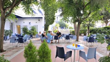 Breakfast, lunch and dinner served