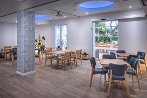 2 bares o lounges, bar en la alberca, bar junto a la alberca 