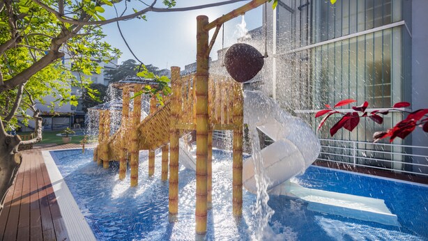 A water play area with multiple water jets and a pool. - GHT Balmes, Hotel, Aparthotel & SPLASH (Calella)