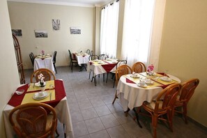 Daily continental breakfast for a fee - Hotel Savoy (Antibes)