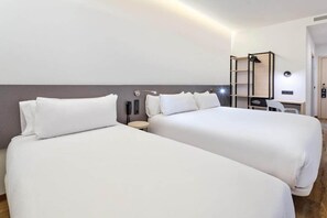 Desk, soundproofing, iron/ironing board, cribs/infant beds - Hotel Savoy (Antibes)