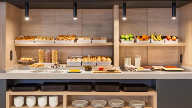 Een buffet met diverse gerechten en sauzen.