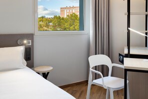 Schreibtisch, schallisolierte Zimmer, Bügeleisen/Bügelbrett, Babybetten