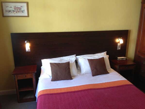 Desk, soundproofing, iron/ironing board, cribs/infant beds - Hotel Savoy (Antibes)