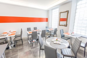 Sarapan bufet setiap hari (EUR 12 seorang) 