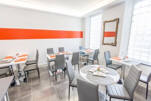 Petit déjeuner buffet servi tous les jours en supplément