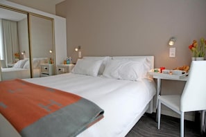 Hochwertige Bettwaren, Minibar, Zimmersafe, Schreibtisch