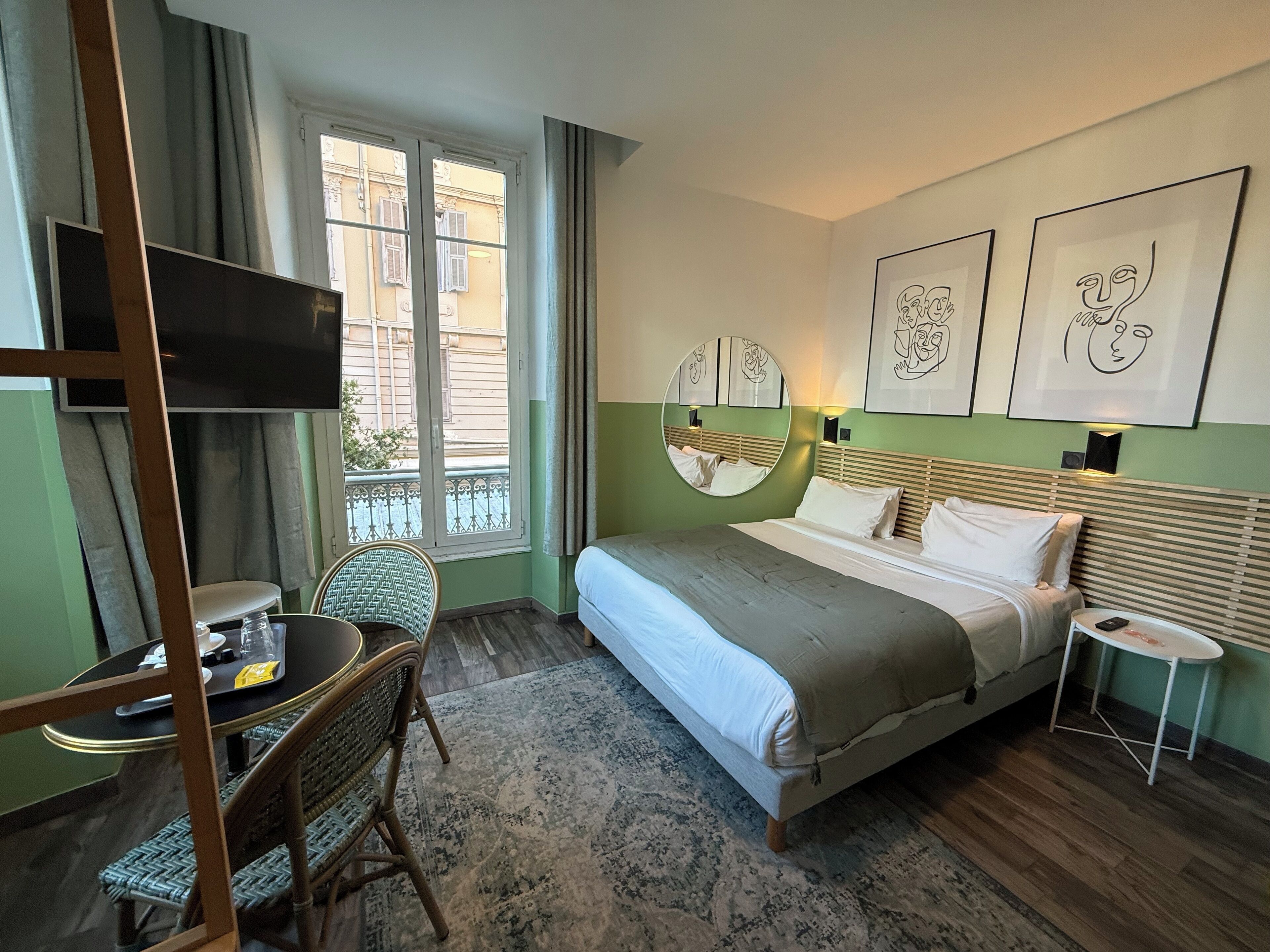 Kamar Double Deluks | Meja kerja, kedap suara, setrika/meja setrika, dan Wi-Fi gratis