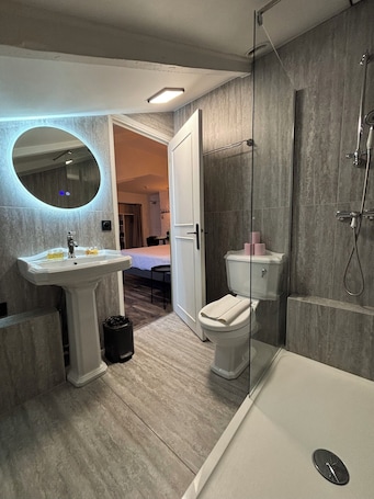 Doccia, asciugacapelli, asciugamani. Hotel de Berne