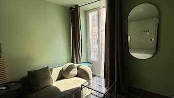 Een bureau, geluiddichte muren, een strijkplank/strijkijzer, gratis wifi