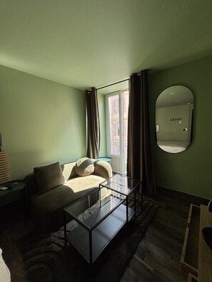 Schreibtisch, schallisolierte Zimmer, Bügeleisen/Bügelbrett