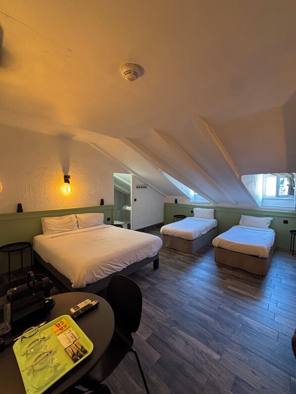 Habitación triple | Escritorio, insonorización, tabla de planchar con plancha y wifi gratis 